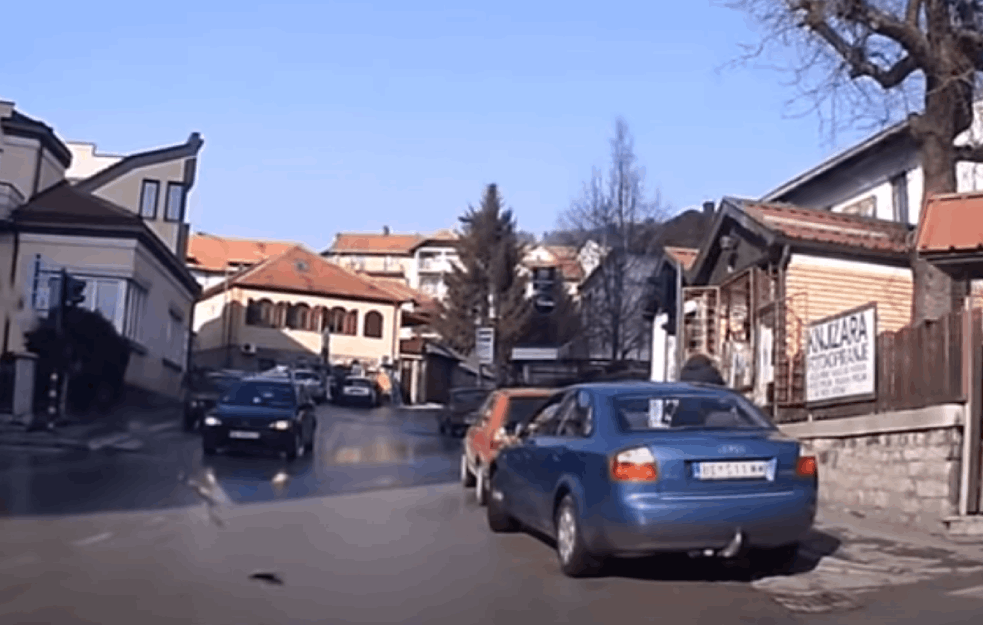 CEDULJA NA DRVETU USIJALA INTERNET: Zakačio parkirana kola, a onda iznenadio vlasnika (FOTO)